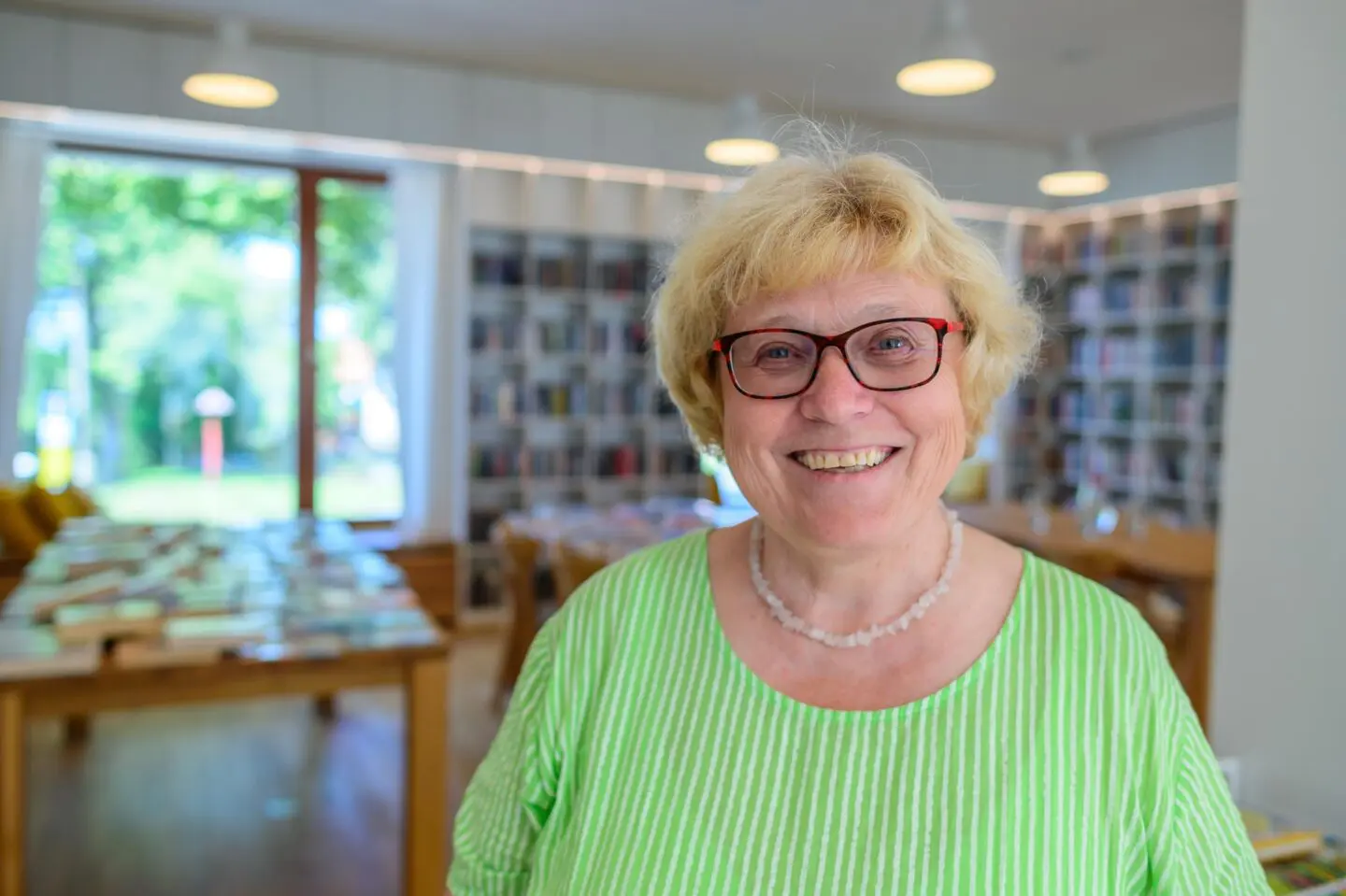 Vladimíra Sýkorová, portrét v knihovně