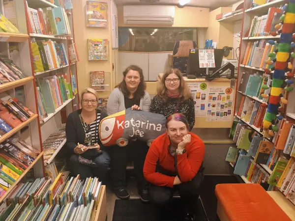 V bibliobusu s estonskými kolegyněmi. Foto: Eliška Nehybová, Městská knihovna Milovice