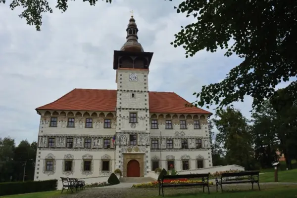 ctenar-archiv-knihovny-v-novem-knihovna-na-zamku_02