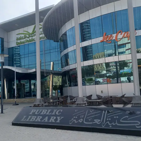 ctenar-archiv-ze-zahranici-knihovny-ve-spojených-arabskych-emiratech_02