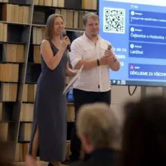 Druhý ročník konference Long Story Short se zaměří na odvahu bránit demokracii