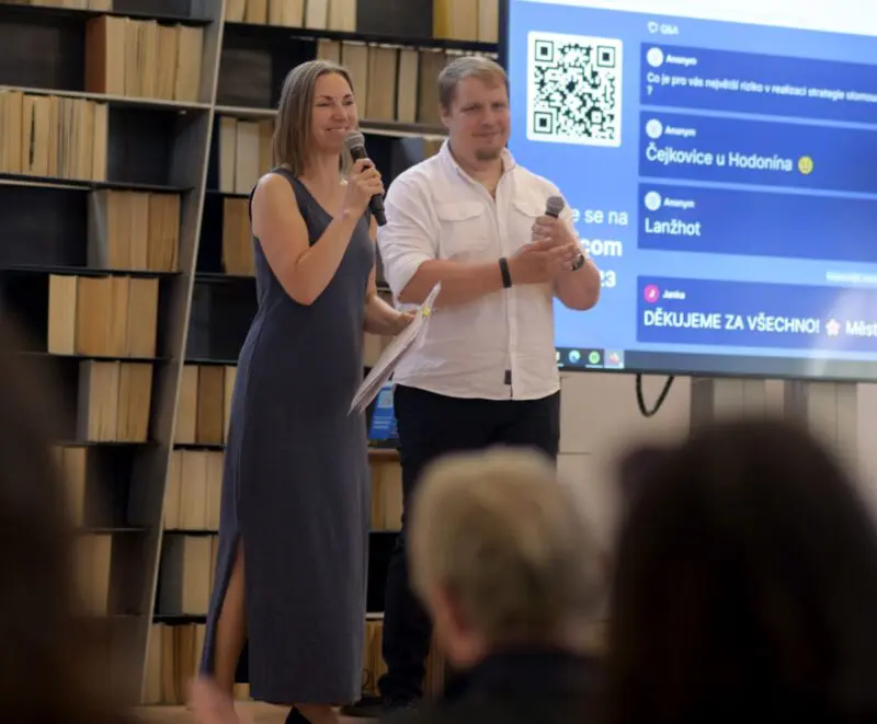 První ročník Long Story Short se v roce 2023 konal v Olomouci, moderovali jej Martina Wolna a Marek Uhlíř (foto: SDRUK)