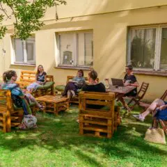 Když senioři pomáhají knihovně: dobrovolnictví jako cesta ke komunitě 