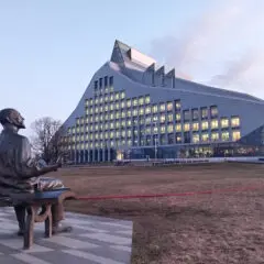 Hrad světla na Skleněné hoře: příběh lotyšské národní identity v jedné budově aneb S Erasmem v Rize